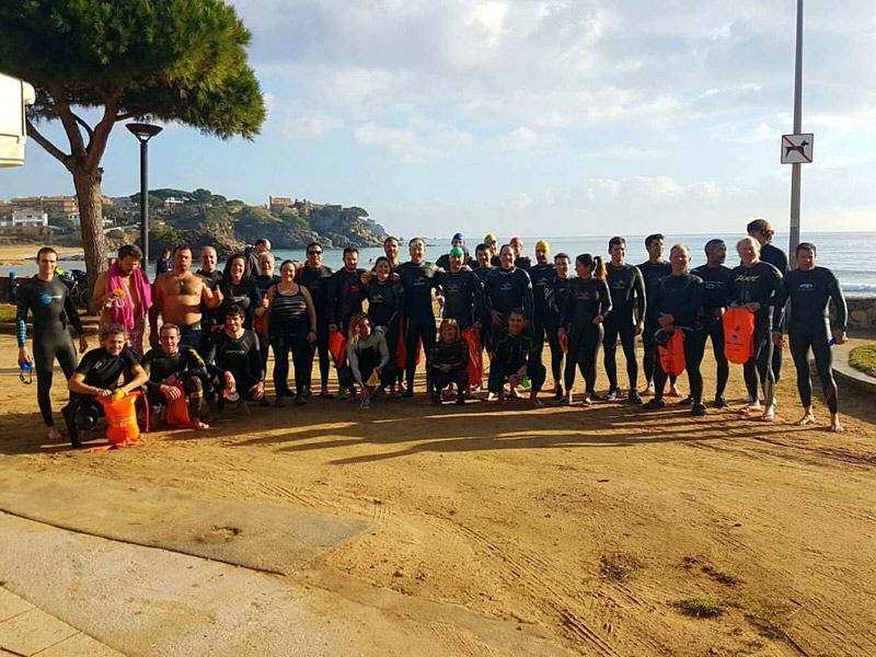 Foto de grup després de la nedada de germanor el passat dissabte a La Fosca. (Foto: CN Palamós).