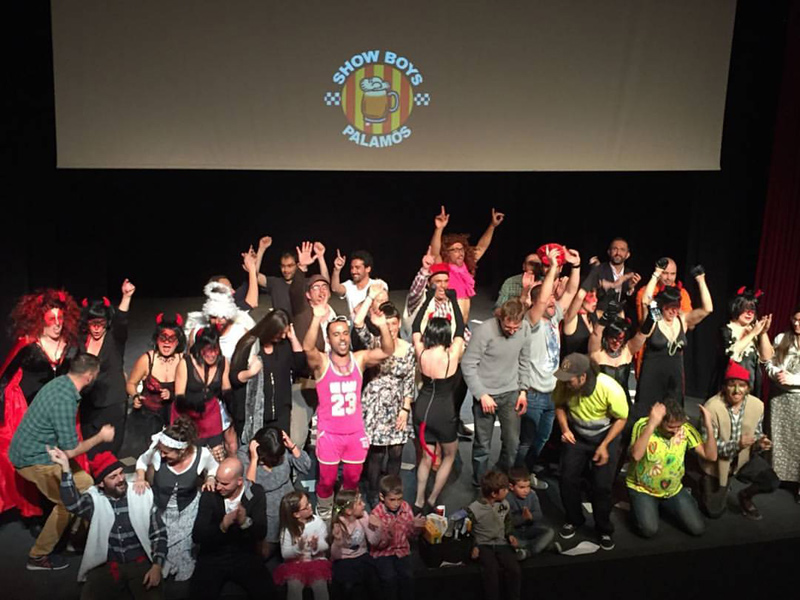 Els intèrprets dels Pastorets dels Showboys, divendres després de l'última funció a La Gorga.