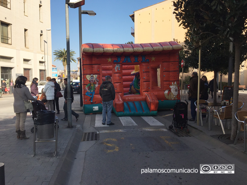 L'inflable, aquest matí al carrer de Cervantes.