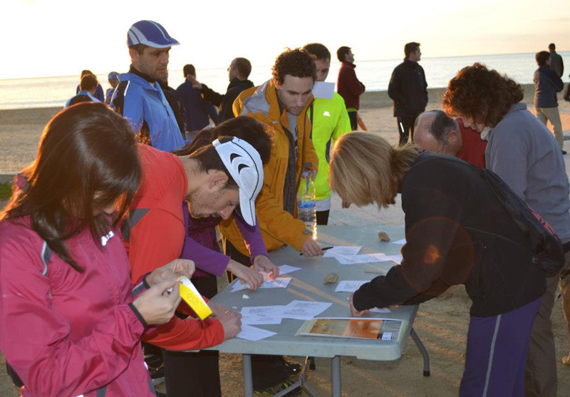 Inscripcions en una edició de la Marxa dels Nassos a la platja de La Fosca. (Foto: Club de Rem Palamós).
