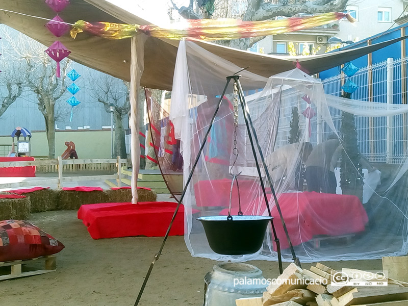 Preparació de la haima, una tenda dels patges d'Orient, avui a l'espai de les Patge-Olimpíades de l'Arbreda.