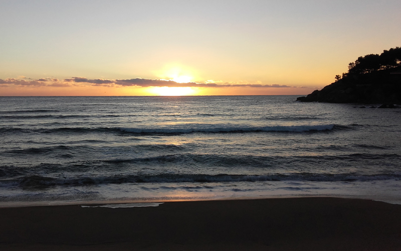 Sortida de sol des de la platja de La Fosca. (Foto: Ramon Prats).