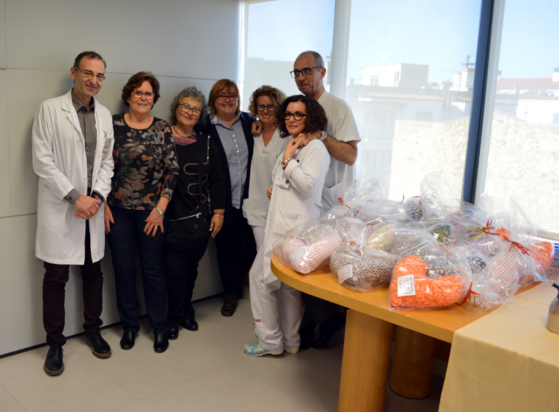 Personal de l'hospital i representants d'Oncolliga el dia de l'entrega dels coixins. (Foto: SSIBE).