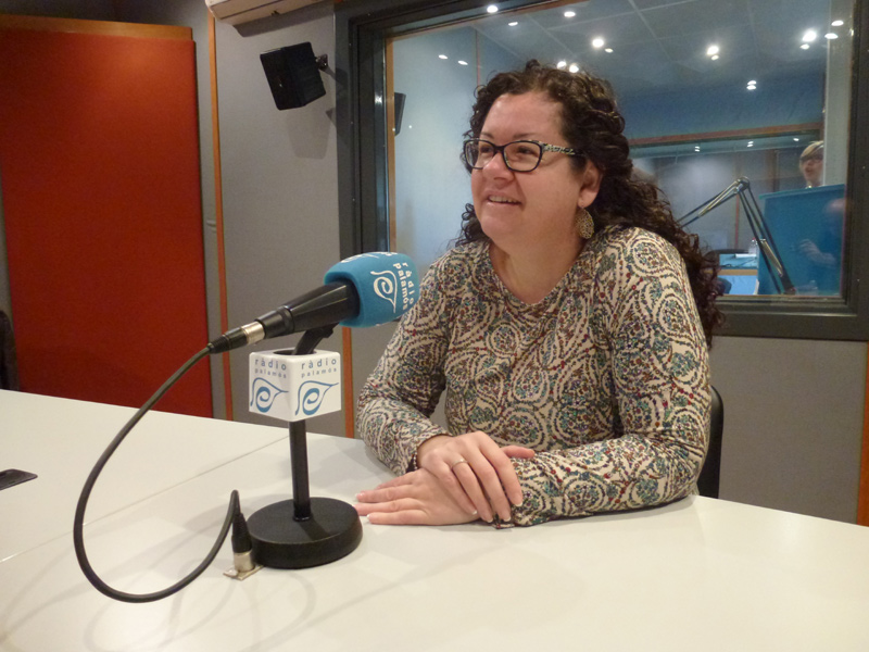 La regidora del PSC, Raquel Gallego, als estudis de Ràdio Palamós.