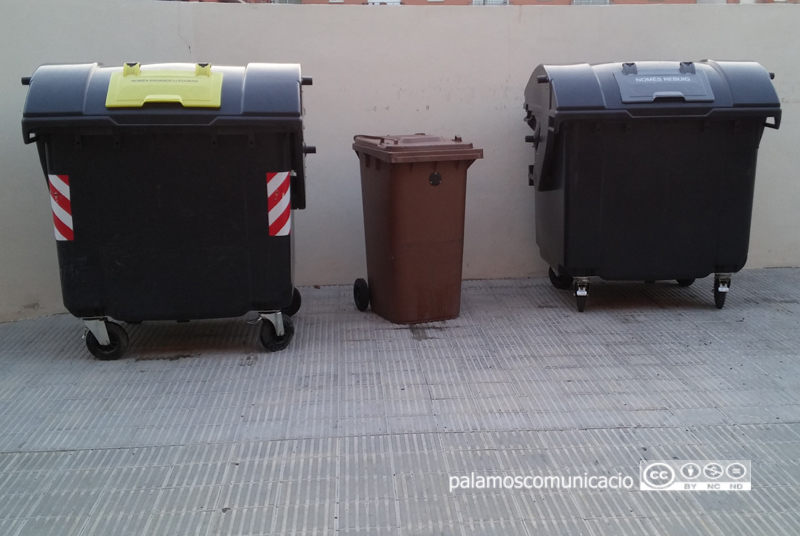La coberta superior del contenidor de recollida d'envasos serà tota de color groc.