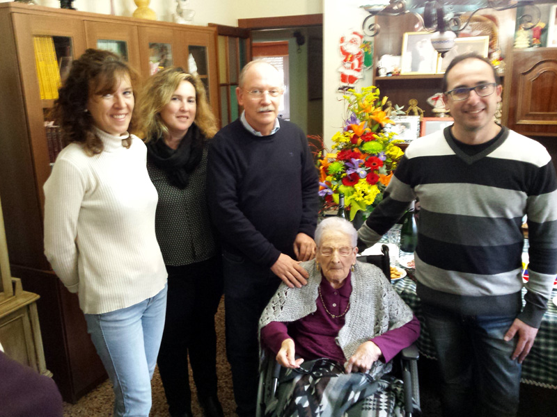 Dolors Moret rep la felicitació de Natàlia Casellas i Lluís Puig. (Foto: Ajuntament de Palamós).