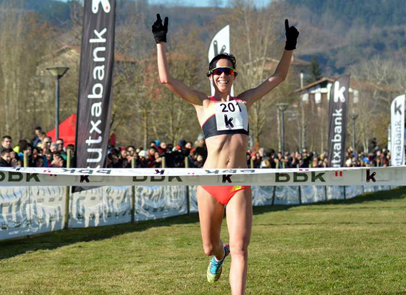 Jess Martin, arribant a la meta com a primera en el Cros Internacional de Zornotza. (Foto: Facebook AA Palamós).
