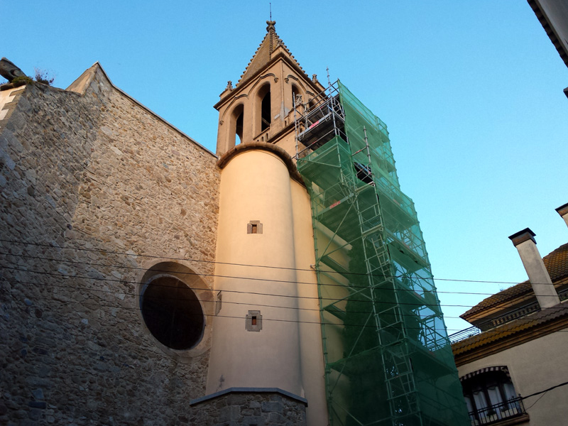 Els treballs inclouen l'arrebossat exterior de la façana del campanar i la reparació d'esquerdes. (Foto: Ajuntament de Palamós).