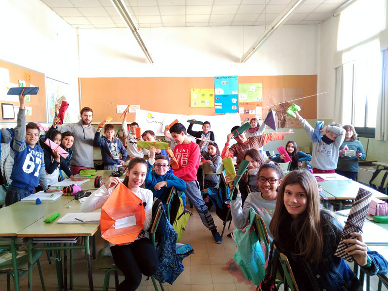 Escolars de Palamós amb els embolcalls reutilitzables. (Foto: Ajuntament de Palamós).