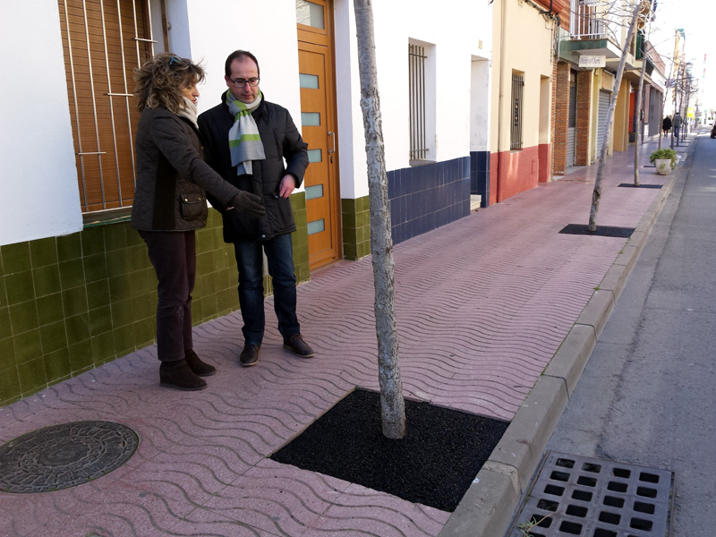 L'alcalde Lluís Puig fent el seguiment de les feines de pavimentació d'escocells. (Foto: Ajuntament de Palamós).