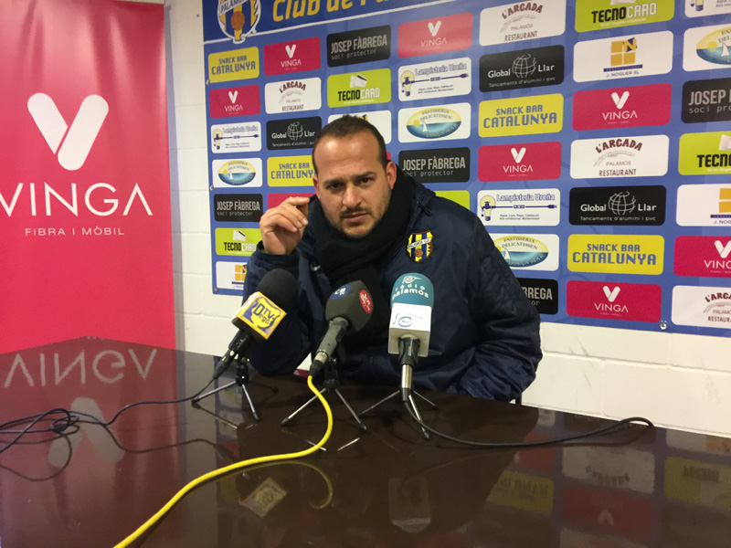 El tècnic del Palamós CF, Joan Mármol, durant la roda de premsa posterior al partit d'ahir. (Foto: Ramon Ribas).