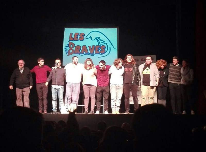 Els participants i organitzadors de l'exhibició de monòlegs, al final de l'acte. (Foto: Les Braves).