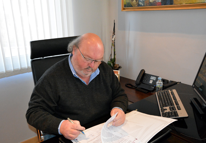 L'alcalde de Calonge, Jordi Soler, firmant el decret d'inici de l'expedient pel canvi de nom del municipi. (Foto: Ajuntament de Calonge).