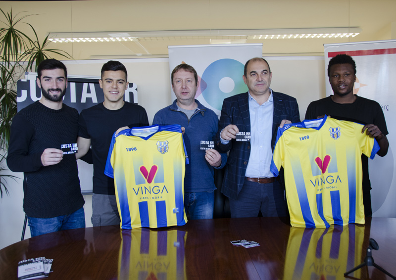 Zanetti i Akrong, entre Jordi Francesch i Joan Pau Pérez, presidents de Fecotur i del Palamós CF, respectivament. (Foto: Olga Grassot).