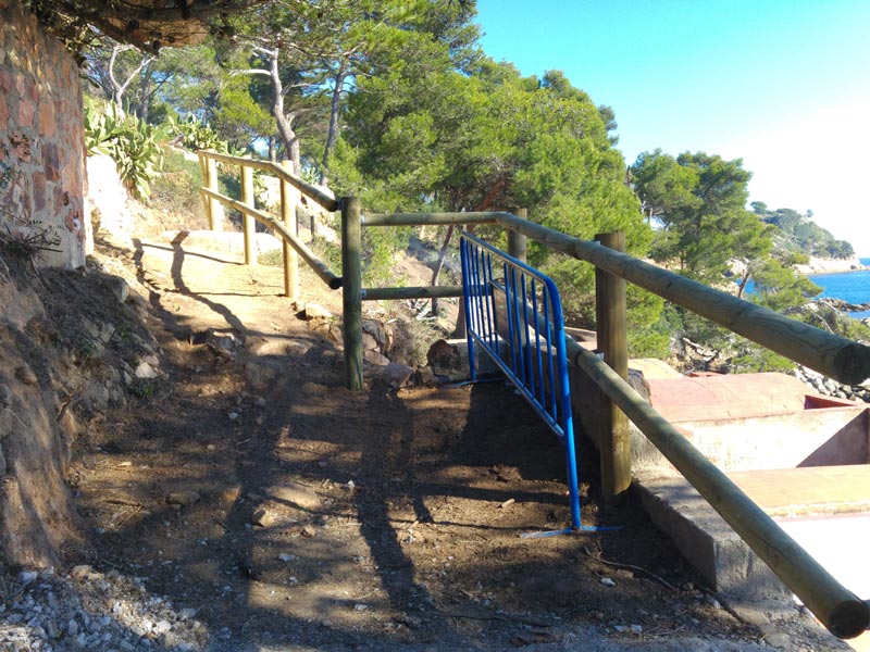 Un tram del camí de ronda de Palamós, a la zona de S'Alguer.