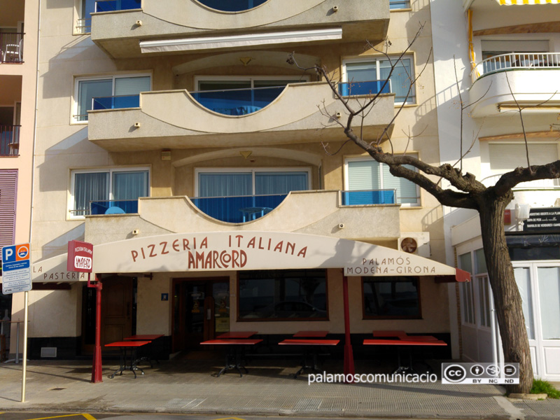 Edifici El Vaixell, situat el número 8 del passeig del Mar de Palamós.