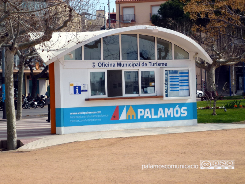 Oficina Municipal de Turisme, al passeig del Mar.