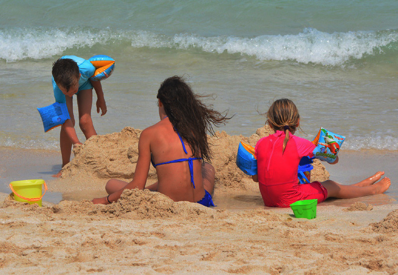 Uns infants jugant a la platja. (Foto: consumgeneralitat).