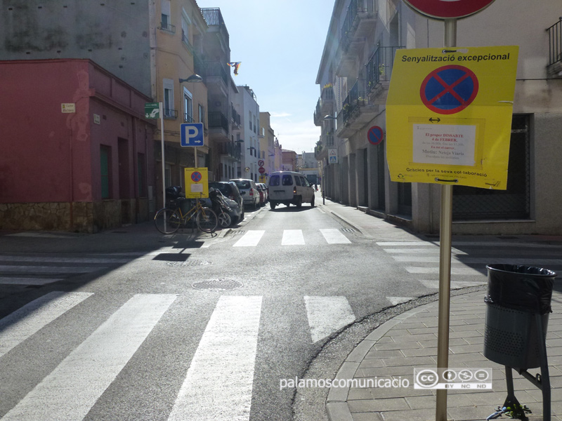 Senyalització al carrer de Muntaner informant que demà s'hi farà una neteja intensiva.