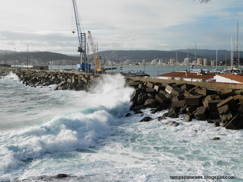 Temporal de mar al moll de Palamós, el passat dissabte 4 de febrer. (Foto: Jordi Fernández. tempspalamos.blogspot.com).