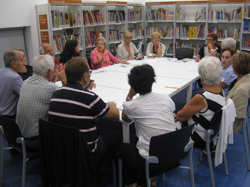 Grup de la Tertúlia Literària, en una sessió a la biblioteca.