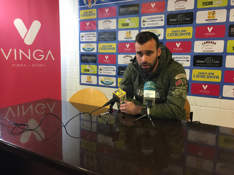 Marc Medina, màxim golejador del Palamós CF, va salvar un punt ahir in extremis davant el Terrassa. (Foto: Ramon Ribas).