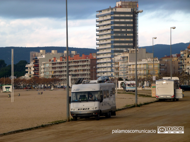 Autocaravanes a l'aparcament de la platja Gran.