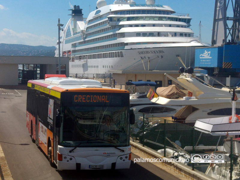 Un creuer turístic al port de Palamós.