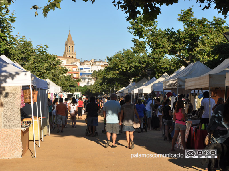 Parades del mercat d'estiu al passeig del Mar.