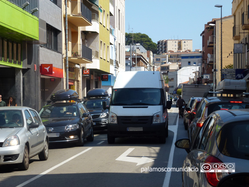 Un dia d'estiu amb molt de trànsit a Palamós.