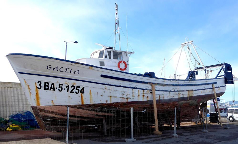 La 'Gacela' al moll de Palamós, on se li farà el procés de conservació. (Foto: Museu de la Pesca de Palamós).