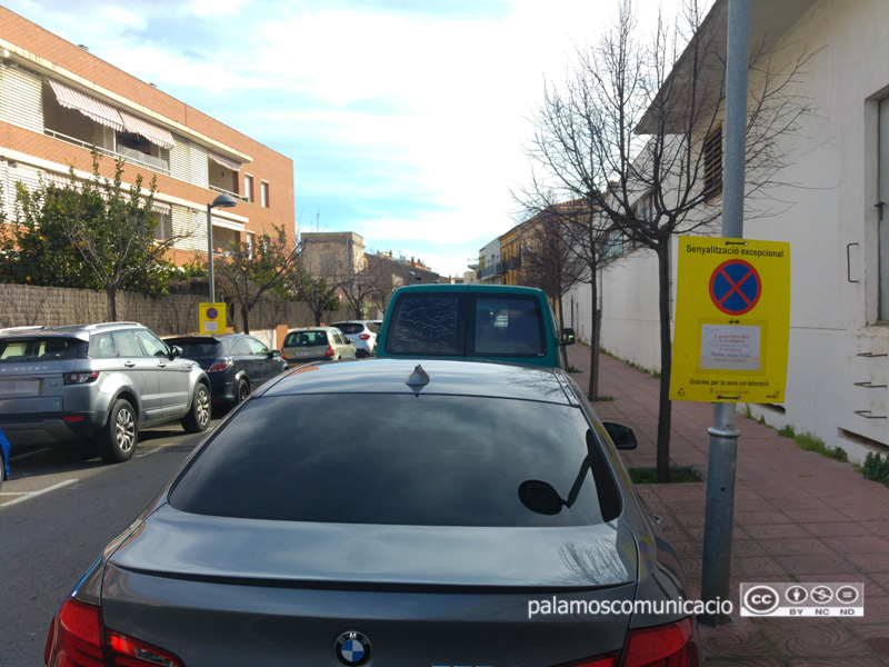 Senyalització al carrer de la Indústria informant que demà s'hi farà una neteja intensiva.