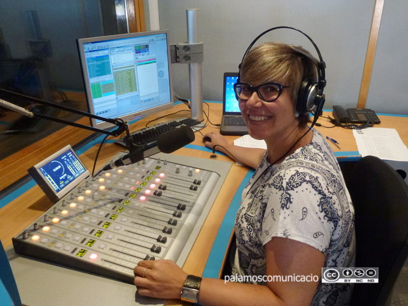 Yolanda Aguilar, conductora del programa matinal de Ràdio Palamós de dilluns a divendres.