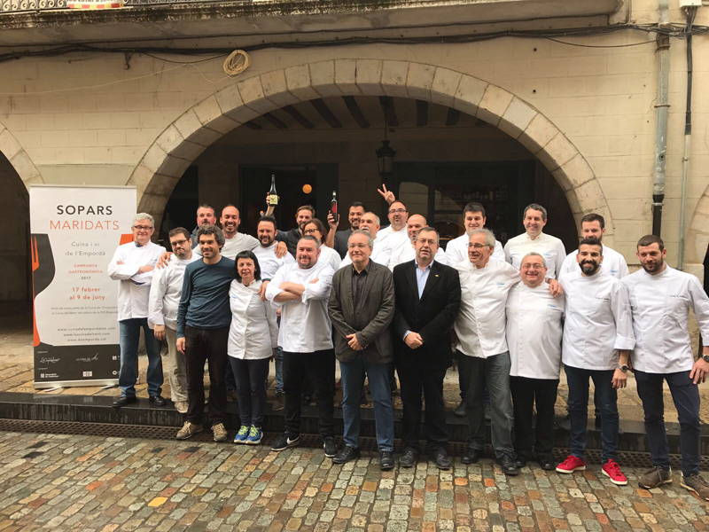 Foto de família dels cuiners participants en aquesta campanya gastronòmica.