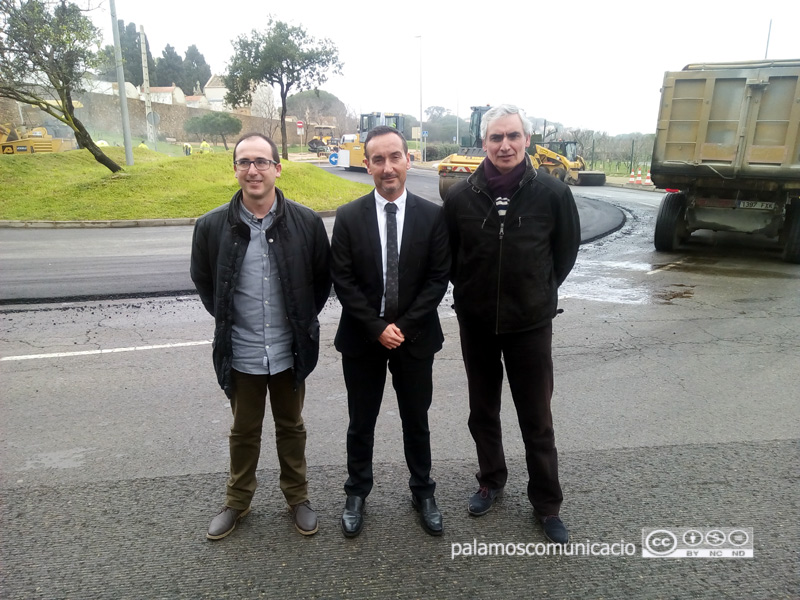 L'alcalde Lluís Puig, el gerent de Ports, Joan Pere Gómez, i i el regidor d'Urbanisme, Jordi Pallí, han visitat avui les obres del vial.