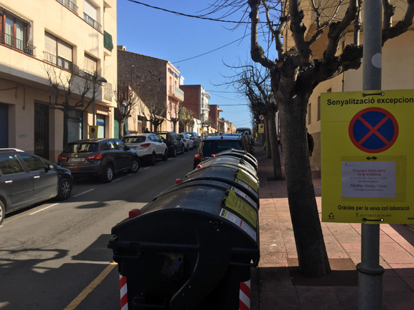 Senyalització al carrer Ample informant que demà s'hi farà una neteja intensiva.