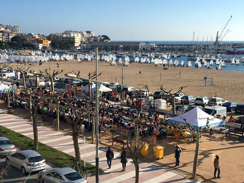 Vista àeria del dinar popular d'ahir al passeig.