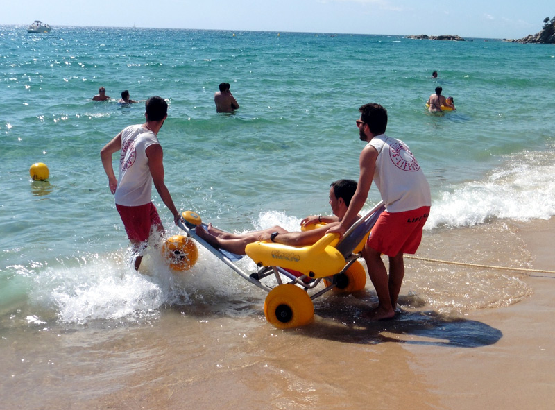 Serveis per facilitar el bany a persones amb discapacitat a la platja de Torre Valentina.