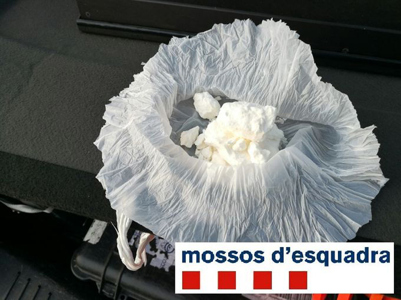 Paquet de cocaïna en estat pur que l'individu va llençar als agents.