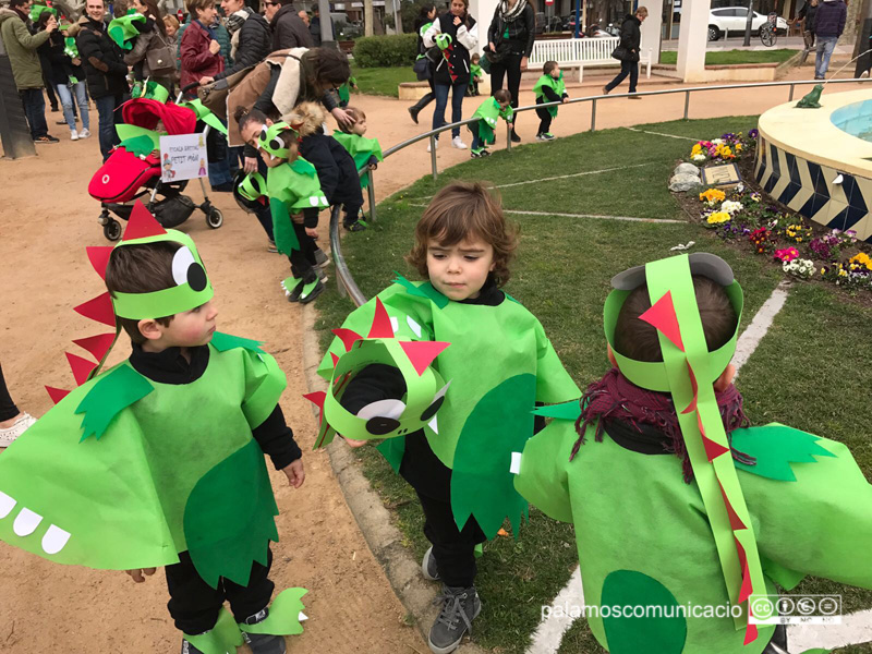 La mainada s'ho ha passat d'allò més bé durant la rua infantil pel passeig del Mar.
