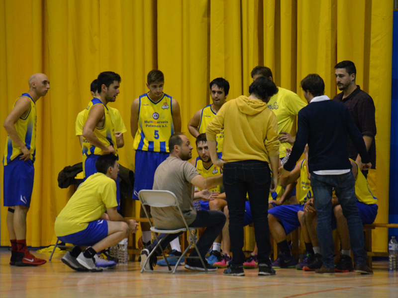 El Multiserveis-CE Palamós juga contra el Mataró tot i haver intentat ajornar el partit amb motiu del Carnaval. (Foto: Xavier Saguer).