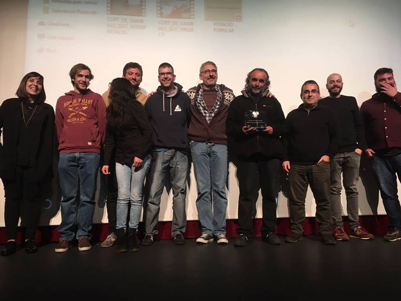 Els guanyadors del primer premi, el col·lectiu Bob Merrick, amb els membres del jurat del Curts de Gambals.
