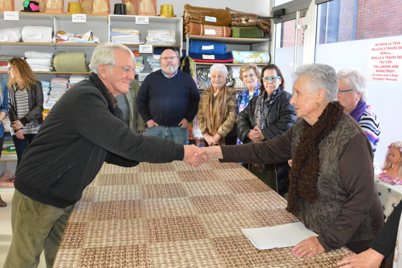 Carme Fernández, del rober parroquial, fa entrega dels diners al vicepresident de Vimar, Jordi Sistach. (Foto: Ajuntament de Calonge).