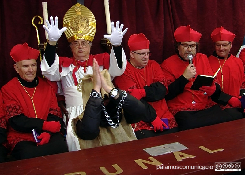 El tribunal que, amb el Papa al capdavant, ha jutjat aquest matí la Reina Carnestoltes.