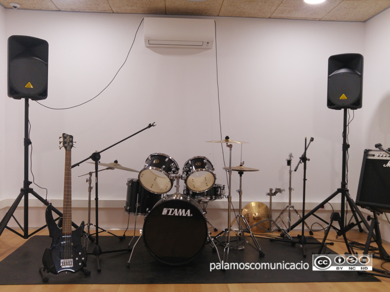 Una de les sales està equipada amb instruments i aparells musicals.