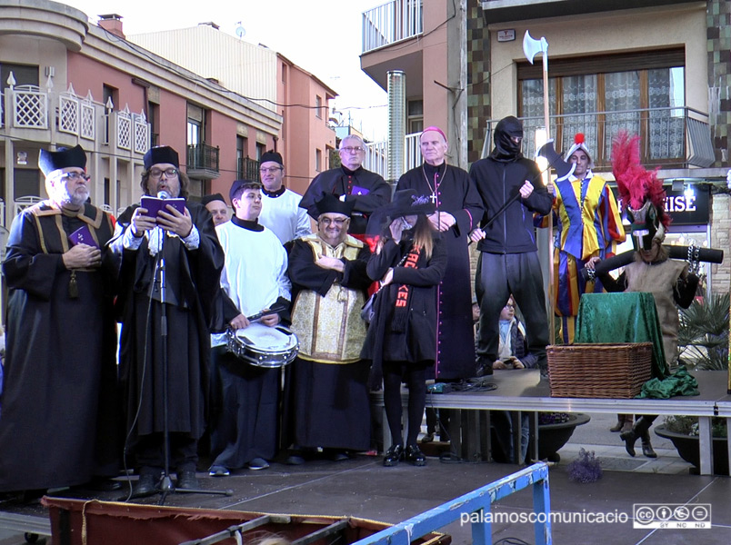 Escenificació de l'execució de la Reina Carnestoltes, ahir a la plaça dels Arbres.