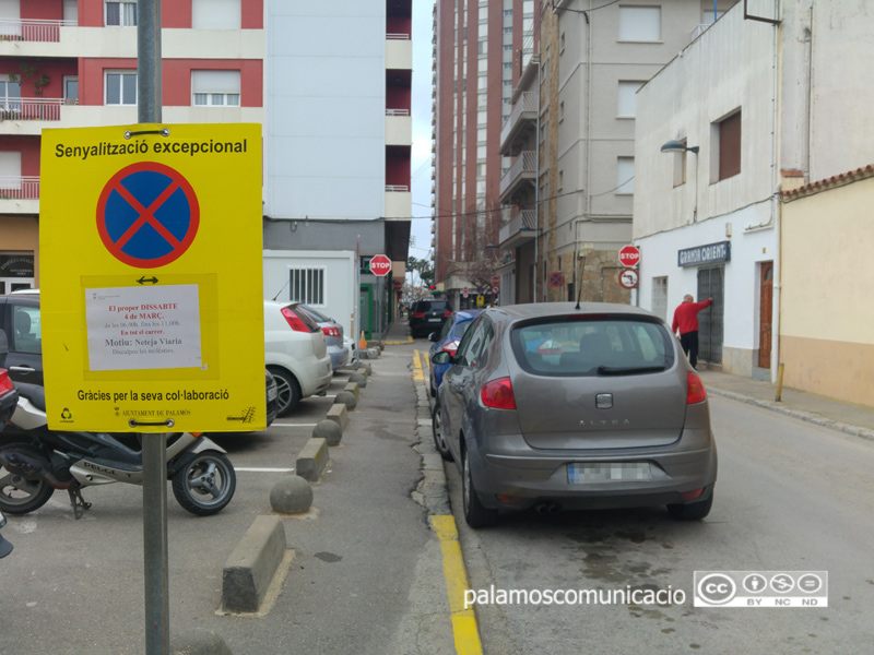 Senyalització al carrer Orient informant que demà s'hi farà una neteja intensiva.