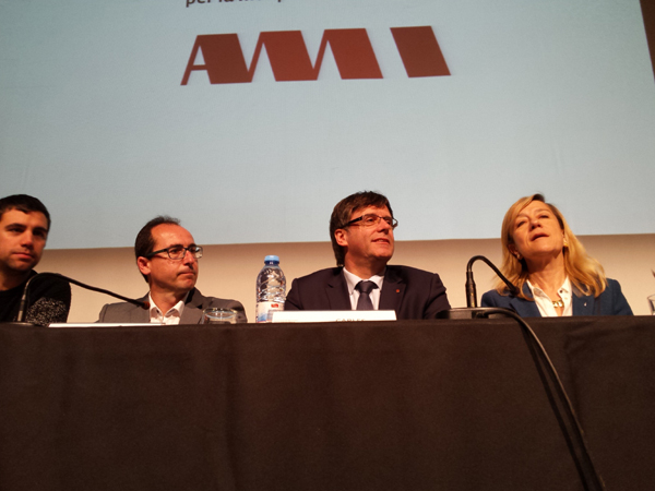 Carles Puigdemont, amb la presidenta de l'AMI, Neus Lloveras, i l'alcalde de Palamós, Lluís Puig, durant l'Assemblea.. (Foto: Aj. de Palamós). 
