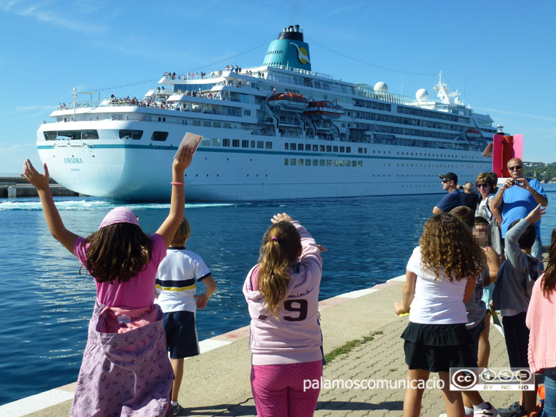 Arribada d'un creuer al port de Palamós.