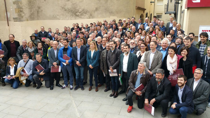 Foto de grup dels alcaldes després de l'Assemblea General de l'AMI, divendres passat a Palamós.